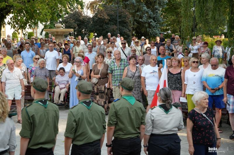 Busko-Zdrój uczciło 82. rocznicę Powstania Warszawskiego. Koncert 'Warszawo Pamiętamy'. Foto: 43298_spiewanie_piesni_patriotycznych_w_rocznice_powstania_2026073.jpg 