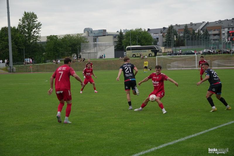Historyczny powrót AKS 1947 do 3. ligi. Tłumy kibiców na stadionie w Busku-Zdroju. Foto: 43299_pierwszy_mecz_aks_3liga_2026_120.jpg 