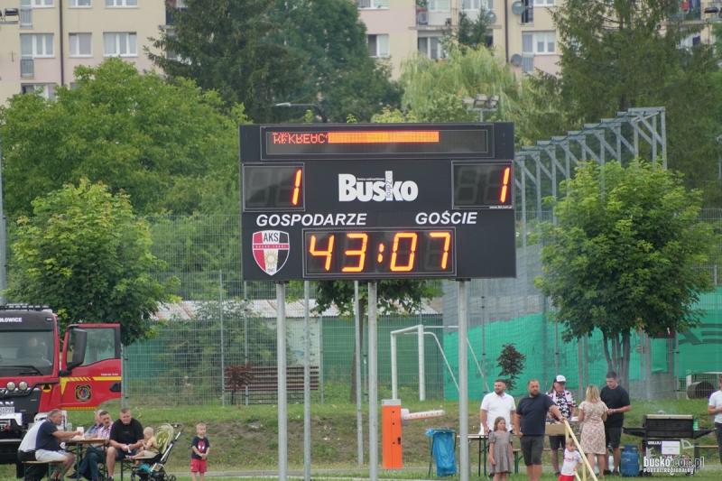 Historyczny powrót AKS 1947 do 3. ligi. Tłumy kibiców na stadionie w Busku-Zdroju. Foto: 43299_pierwszy_mecz_aks_3liga_2026_167.jpg 
