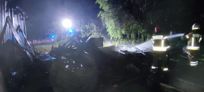 Nocny pożar budynku gospodarczego w Kikowie. Ogień zagrażał pobliskim zabudowaniom. Foto: 43319_nocny_pozar_kikow_1.jpg 