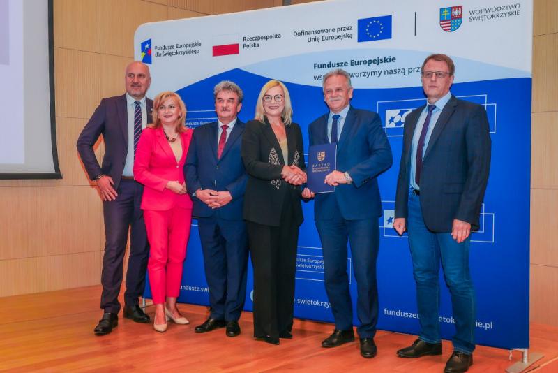 Podpisano umowę. Powiat Buski pozyskał ponad 1,6 mln zł na modernizację Starostwa. Foto: 43321_podpisano_umowe_powiat_buski_drogi_1.jpg 