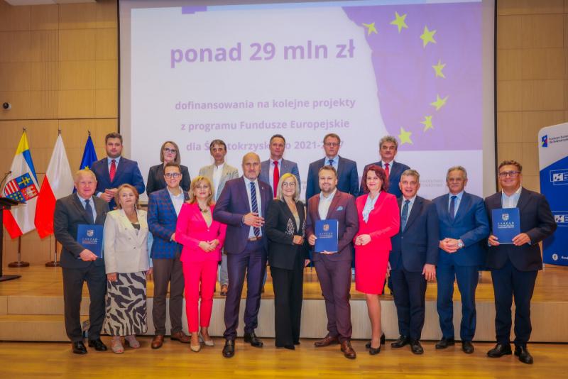 Podpisano umowę. Powiat Buski pozyskał ponad 1,6 mln zł na modernizację Starostwa. Foto: 43321_podpisano_umowe_powiat_buski_drogi_2.jpg 