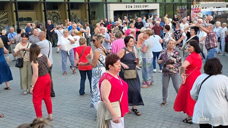 Pota�c�wka przy T�ni w Busku-Zdroju. Tak rozpocz�� si� drugi sierpniowy weekend. Foto: 43333_potancowka_dom_zdrojowy_2026_009.jpg 