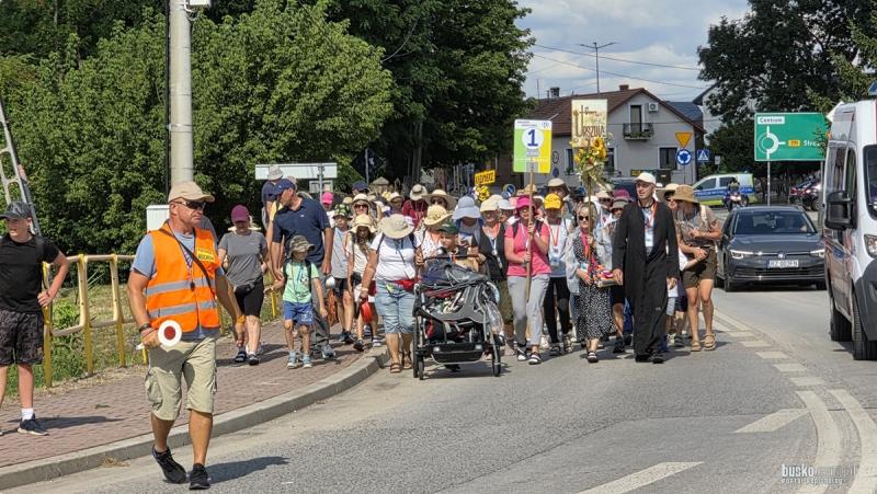 Pielgrzymi w drodze na Jasn� G�r�. P�tnicy z Rzeszowa dotarli do Wi�licy. Foto: 43338_rzeszowska_pielgrzymka_w_wislicy_2026_001.jpg 