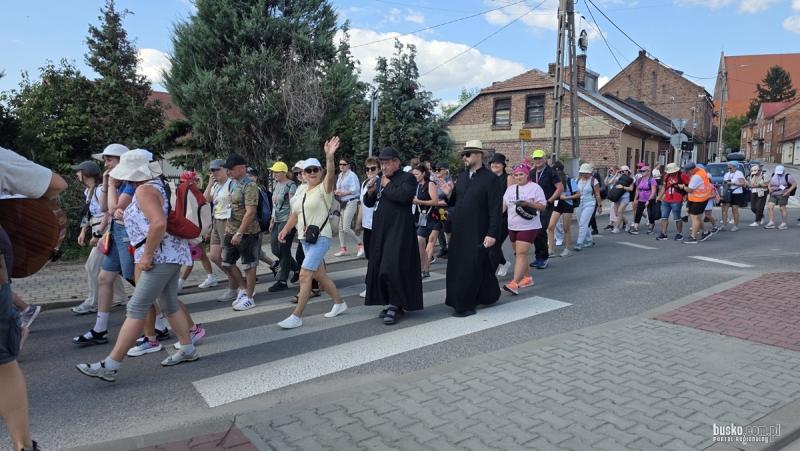 Pielgrzymi w drodze na Jasn� G�r�. P�tnicy z Rzeszowa dotarli do Wi�licy. Foto: 43338_rzeszowska_pielgrzymka_w_wislicy_2026_020.jpg 
