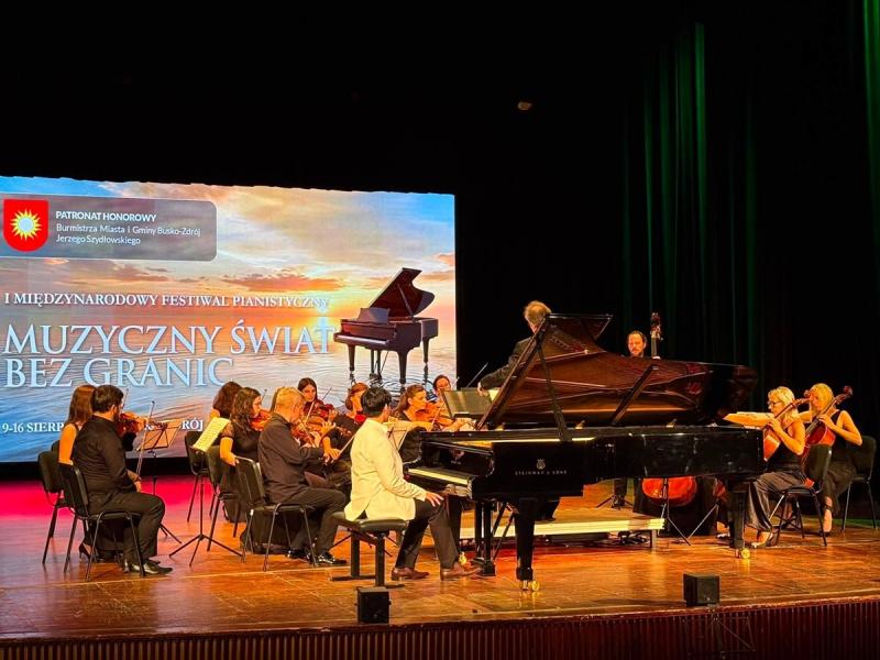 �wiatowa pianistyka w Busku-Zdroju. Mi�dzynarodowy Festiwal 'Muzyczny �wiat Bez Granic' rozpocz�ty. Foto: 43339_otwarcie_festiwalu_pianistycznego_2026_005.jpg 