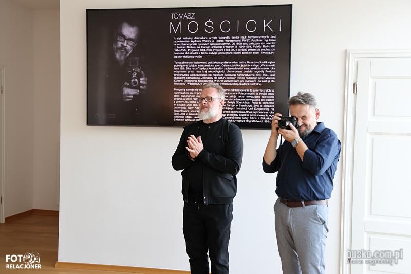 Wernisa� wystawy Tomasza Mo�cickiego w Busku-Zdroju. Fotografia i muzyka spotka�y si� w Willi Polonia. Foto: 43374_wernisaz_wystawy_bezczas_moscicki_2026_008.JPG 