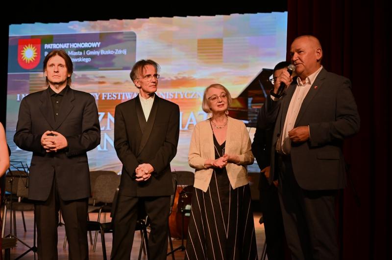 Owacje na stoj�co w Busku-Zdroju. Fina� festiwalu 'Muzyczny �wiat bez Granic'. Foto: 43378_final_festiwalu_pianistycznego_2026_038.JPG 