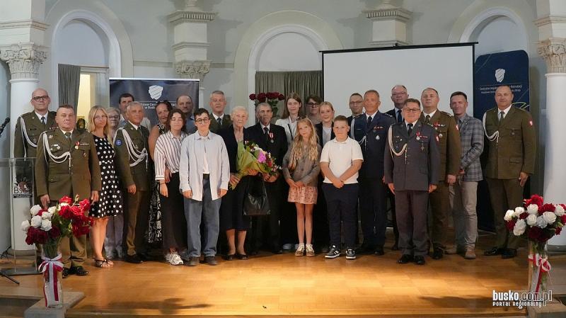 Helena i Stanis�aw Kowalik odznaczeni w Busku-Zdroju. Ich trzej synowie s�u�� w wojsku. Foto: 43381_wreczenie_odznaczen_dla_panstwa_kowalik_2026_001.JPG 