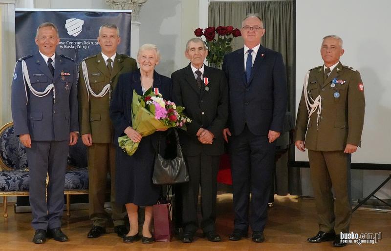 Helena i Stanis�aw Kowalik odznaczeni w Busku-Zdroju. Ich trzej synowie s�u�� w wojsku. Foto: 43381_wreczenie_odznaczen_dla_panstwa_kowalik_2026_008.JPG 
