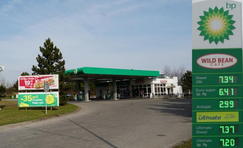 Ceny paliw w Busku-Zdroju. Nowe limity od 19 sierpnia. Tankowa� dzi� czy poczeka�?. Foto: 43387_BP.jpg 