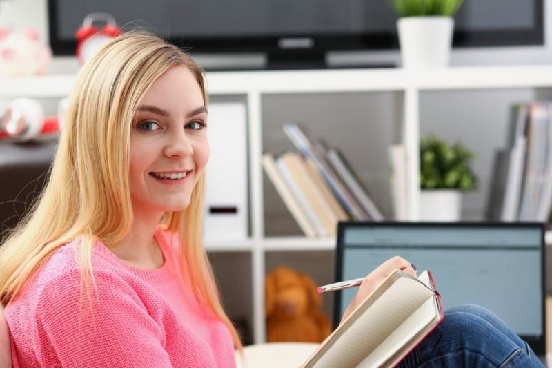 Jak obcokrajowiec mo�e nauczy� si� polskiego? Kursy, certyfikaty i realne terminy. Foto: 43390_nauka_jezyka_polskiego.jpg 