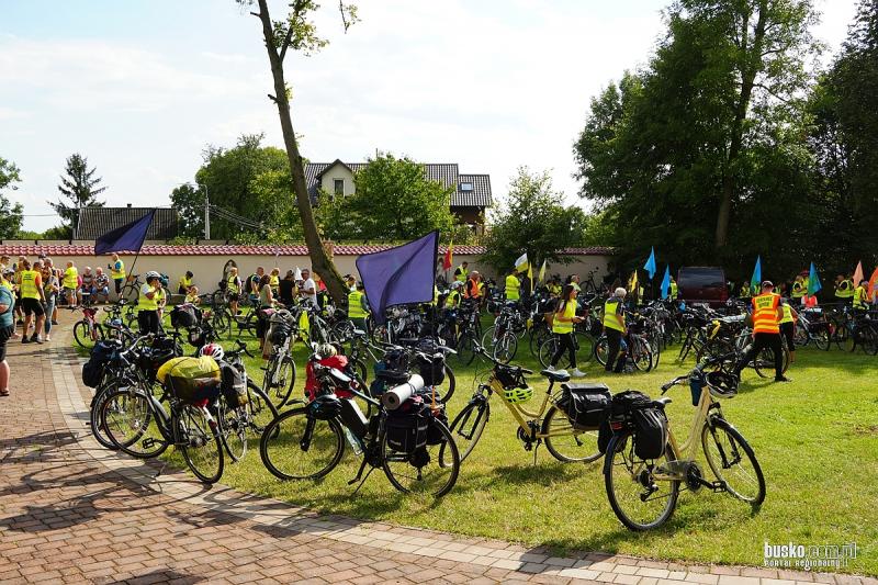 Rowerowa pielgrzymka dotar�a do Sza�ca. Pielgrzymi jad� przez Busko-Zdr�j do Wi�licy. Foto: 43397_rowerowa_pielgrzymka_diecezji_kieleckiej_2026_070.JPG 