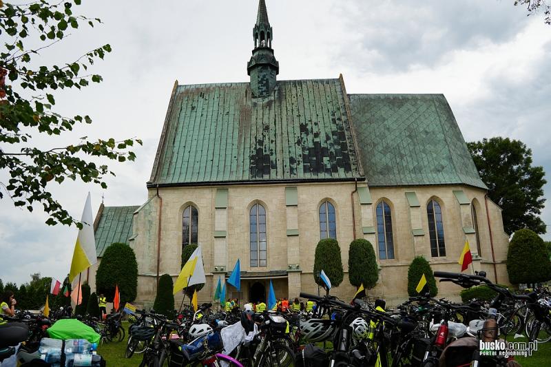 Rowerowa pielgrzymka dotar�a do Sza�ca. Pielgrzymi jad� przez Busko-Zdr�j do Wi�licy. Foto: 43397_rowerowa_pielgrzymka_diecezji_kieleckiej_2026_134.JPG 