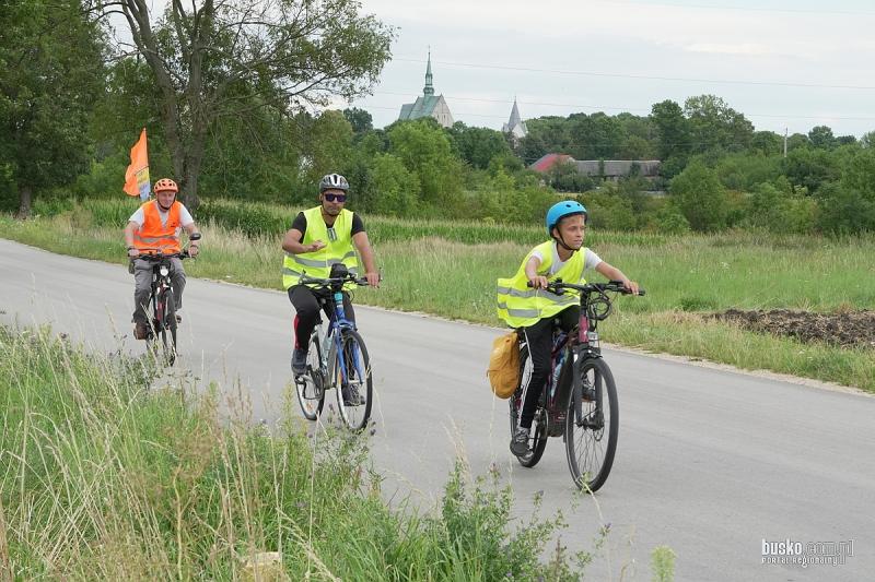 Rowerowa pielgrzymka dotar�a do Sza�ca. Pielgrzymi jad� przez Busko-Zdr�j do Wi�licy. Foto: 43397_rowerowa_pielgrzymka_diecezji_kieleckiej_2026_186.JPG 
