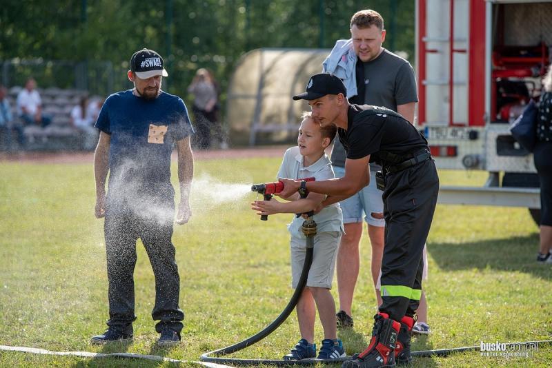 W Gnojnie odby� si� Festyn Rodzinny. By�y konkursy, piana party i pota�c�wka. Foto: 43405_festyn_rodzinny_gnojno_2026_073.jpg 