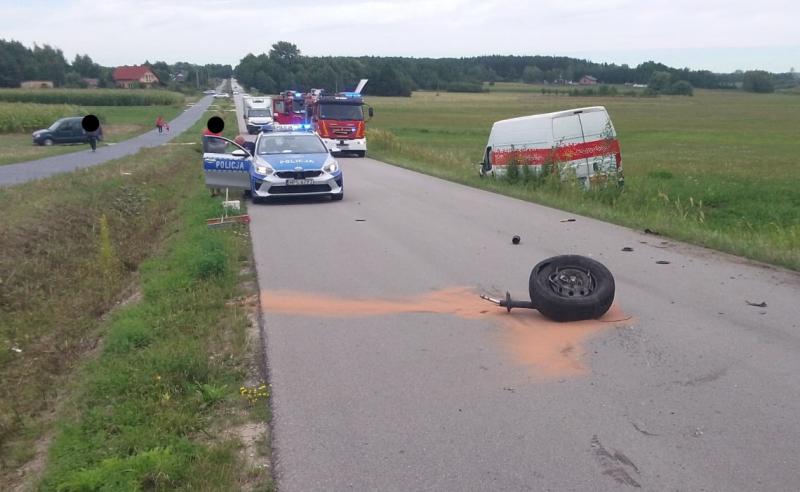 Wypadek w Piasku Ma�ym. Peugeot zjecha� na przeciwny pas, dwie osoby trafi�y do szpitala. Foto: 43412_pisaek_maly_wypadek_1.jpg 