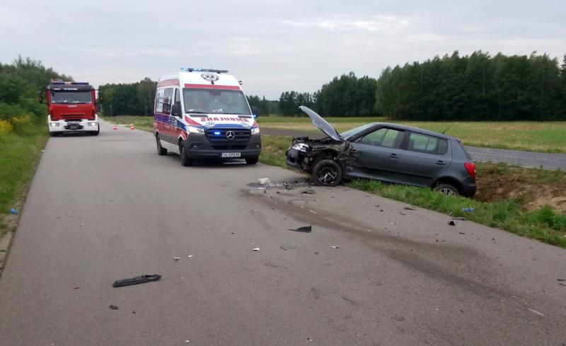 Wypadek w Piasku Ma�ym. Peugeot zjecha� na przeciwny pas, dwie osoby trafi�y do szpitala. Foto: 43412_pisaek_maly_wypadek_2.jpg 