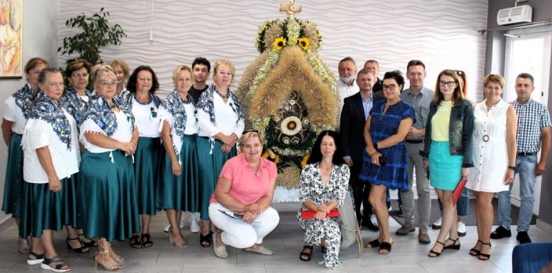 Wieniec z Kargowa-Brzoz�wki b�dzie reprezentowa� Powiat Buski na do�ynkach wojew�dzkich. Foto: 43457_wieniec_powiat_buski_na_dozynki_wojewodzkie_2.jpg 