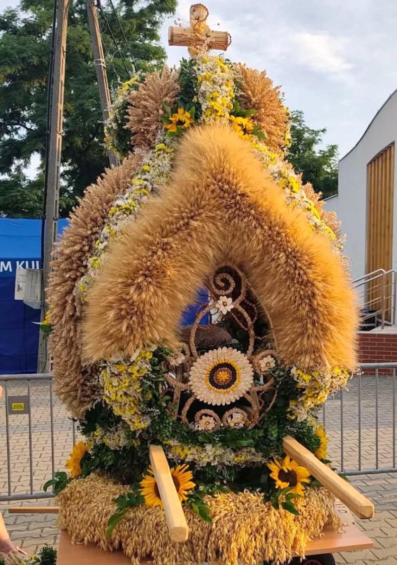 Wieniec z Kargowa-Brzoz�wki b�dzie reprezentowa� Powiat Buski na do�ynkach wojew�dzkich. Foto: 43457_wieniec_powiat_buski_na_dozynki_wojewodzkie_5.jpg 