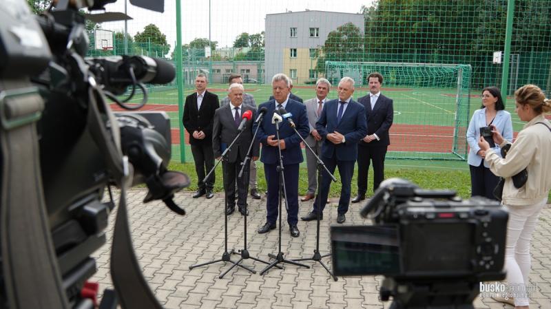 Du�e zmiany przy ZSTI w Busku-Zdroju. Najpierw schron, p�niej nowa hala sportowa (foto/video). Foto: 43470_budowa_schronu_pod_zsti_004.jpg 