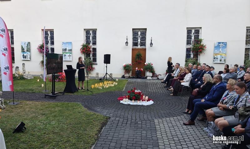 O Szarych Szeregach w Pi�czowie. Spotkanie z dr Karolin� Trzeskowsk�-Kubasik i prezentacja publikacji. Foto: 43479_prezentacja_publikacji_trzeskowskiej_w_pinczowie_001.jpg 