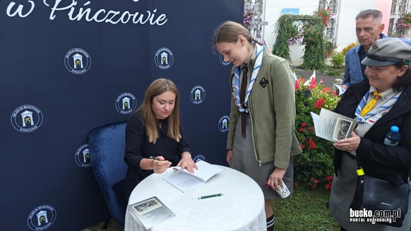 O Szarych Szeregach w Pi�czowie. Spotkanie z dr Karolin� Trzeskowsk�-Kubasik i prezentacja publikacji. Foto: 43479_prezentacja_publikacji_trzeskowskiej_w_pinczowie_012.jpg 