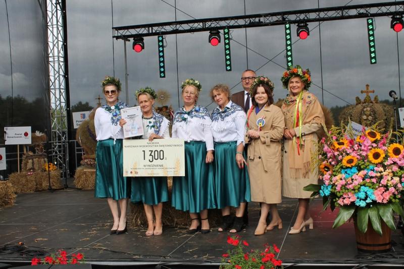 Powiat Buski na Do�ynkach Wojew�dzkich w Tokarni. Delegacja z Kargowa-Brzoz�wki z wyr�nieniem. Foto: 43481_powiat_buski_na_dozynkach_wojwodzkich019.jpg 