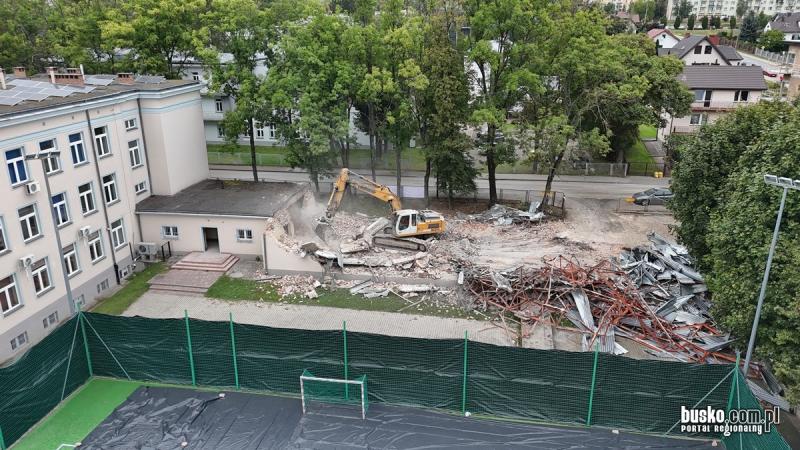 Ruszy�a rozbi�rka sali gimnastycznej przy ZST-I w Busku-Zdroju. Foto: 43506_rozbiorka_hali_zsti_busko_007.JPG 