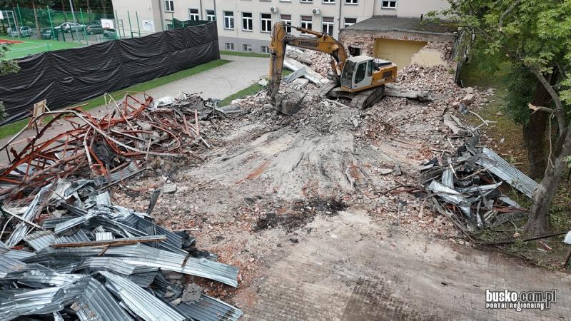 Ruszyła rozbiórka sali gimnastycznej przy ZST-I w Busku-Zdroju. Foto: 43506_rozbiorka_hali_zsti_busko_015.JPG 