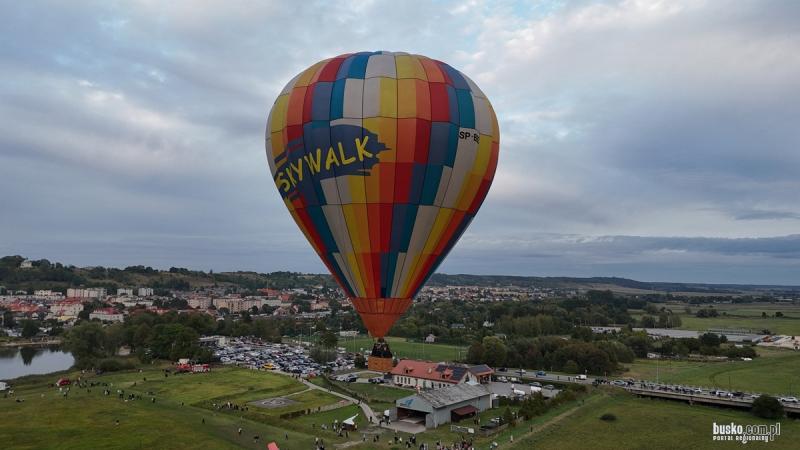 Balonowe �wi�tokrzyskie 2026. Nocny pokaz balon�w i fajerwerki w Pi�czowie. Foto: 43512_balony_pinczow_2026_023.JPG 
