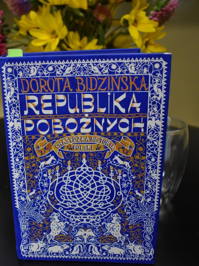 Dorota Bidzi�ska w Busku-Zdroju. Spotkanie wok� ksi��ki 'Republika Pobo�nych'. Foto: 43514_spotkanie_w_bibliotece_kultura_zydowska_005.jpg 