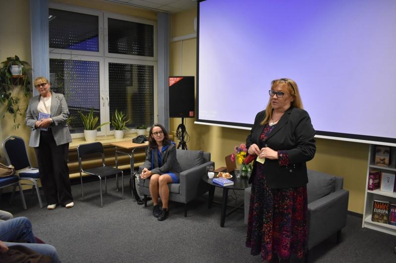 Dorota Bidzi�ska w Busku-Zdroju. Spotkanie wok� ksi��ki 'Republika Pobo�nych'. Foto: 43514_spotkanie_w_bibliotece_kultura_zydowska_009.jpg 
