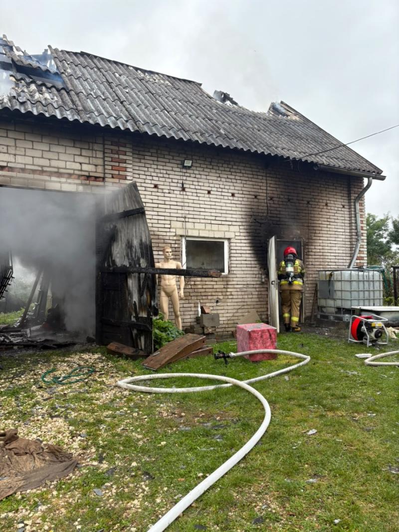 Po�ar budynku gospodarczego w Owczarach. Jedna osoba poszkodowana, w �rodku by�y butle z gazem. Foto: 43515_pozar_owczary_1.jpg 