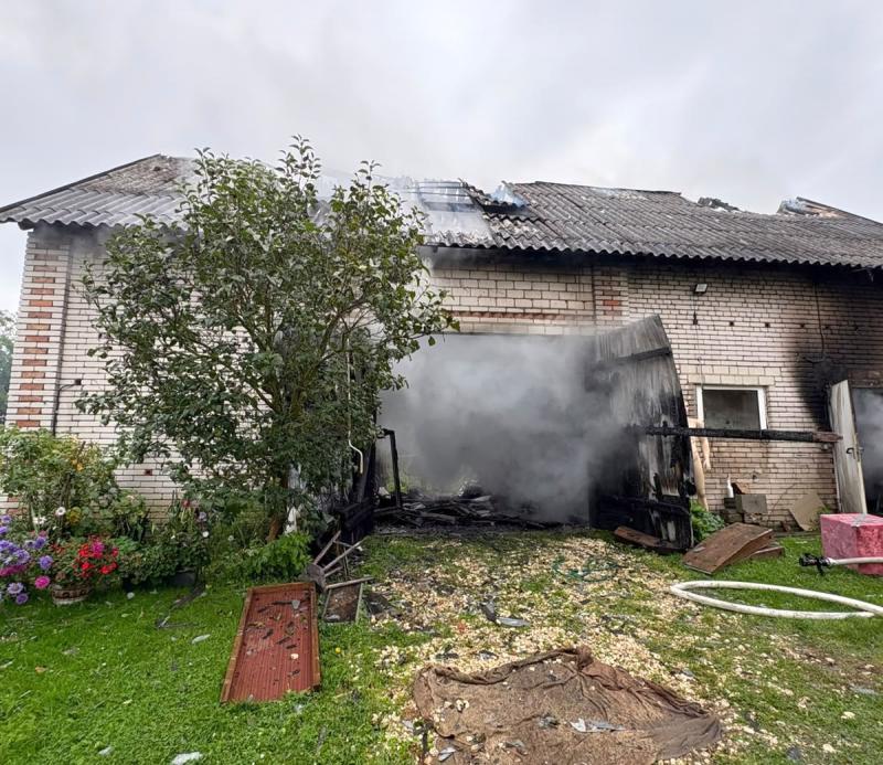 Po�ar budynku gospodarczego w Owczarach. Jedna osoba poszkodowana, w �rodku by�y butle z gazem. Foto: 43515_pozar_owczary_2.jpg 