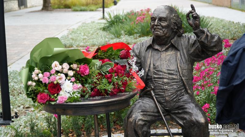 Busko-Zdr�j pami�ta o Leopoldzie Koz�owskim. Kwiaty przed pomnikiem ostatniego klezmera Galicji. Foto: 43519_dni_kultury_zydowskiej_busko_2026__105.jpg 