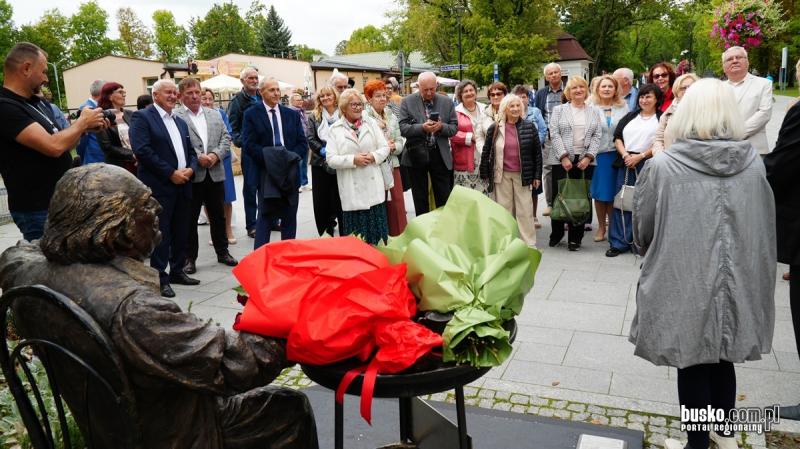 Busko-Zdr�j pami�ta o Leopoldzie Koz�owskim. Kwiaty przed pomnikiem ostatniego klezmera Galicji. Foto: 43519_dni_kultury_zydowskiej_busko_2026__117.jpg 