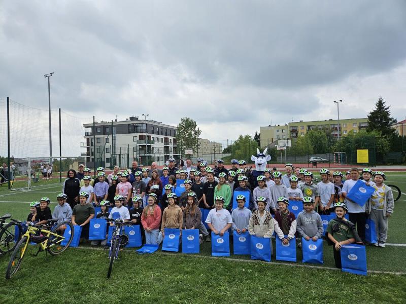 Uczniowie w Busku-Zdroju otrzymali kaski. Trafi�y do nich po egzaminie na kart� rowerow�. Foto: 43522_kaski_dla_uczniow_psp2__100.jpg 