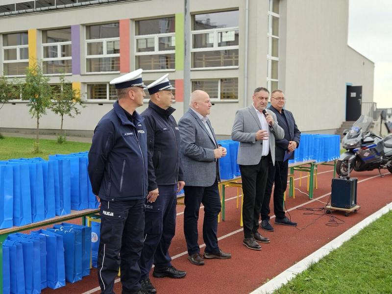 Uczniowie w Busku-Zdroju otrzymali kaski. Trafi�y do nich po egzaminie na kart� rowerow�. Foto: 43522_kaski_dla_uczniow_psp2__106.jpg 
