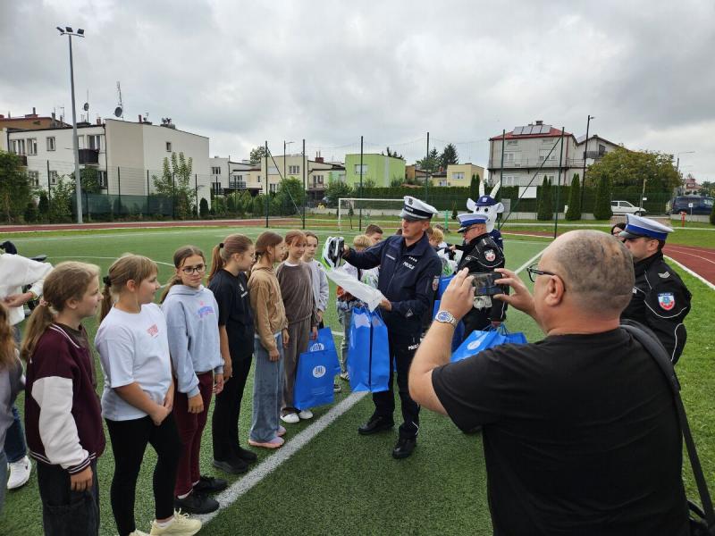 Uczniowie w Busku-Zdroju otrzymali kaski. Trafi�y do nich po egzaminie na kart� rowerow�. Foto: 43522_kaski_dla_uczniow_psp2__108.jpg 