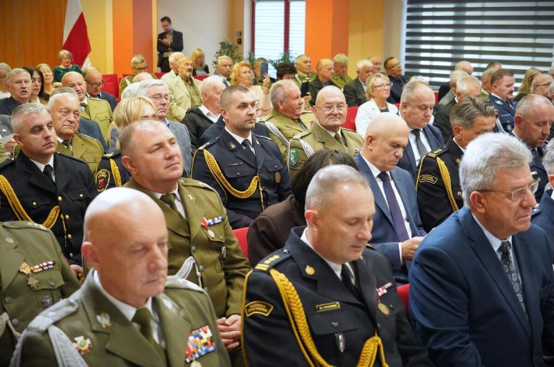 Komendant buskiej policji uhonorowany. Andrzej Skowro�ski otrzyma� medal 'Pro Patria'. Foto: 43525_pro_patria_komendant_busko_.jpg 