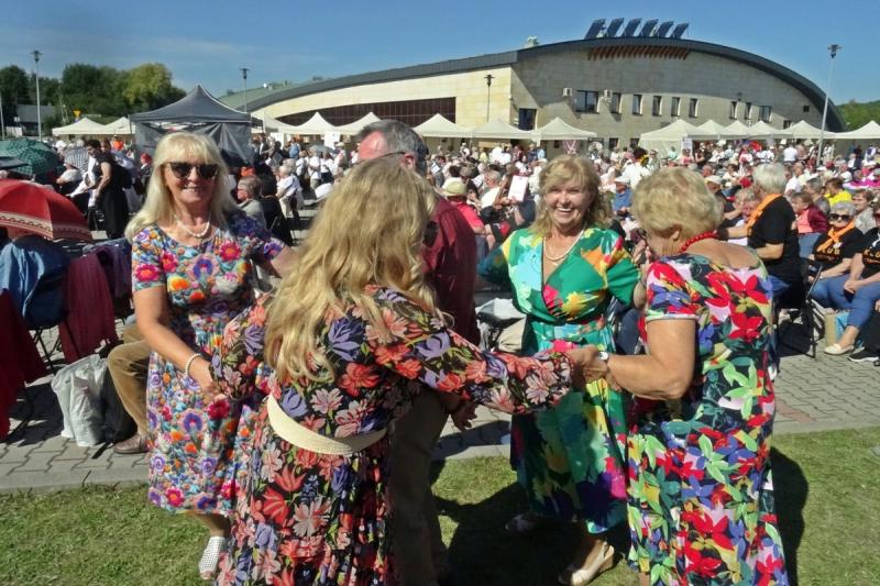 Buscy seniorzy na Senioraliach w Ch�cinach. Zesp� 'Senior-AN' publiczno�� poprosi�a o bis. Foto: 43554_senioralia_checiny_2026_017.jpg 