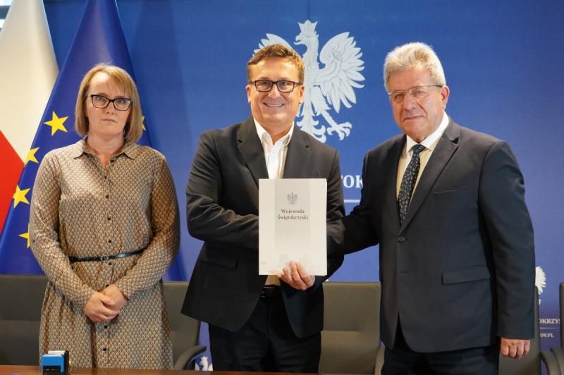 Ponad 2,7 mln z� na remonty dr�g w �wi�tokrzyskiem. Pieni�dze trafi� m.in. do powiatu buskiego. Foto: 43560_podpisanie_umow_remont_drog_1.jpg 