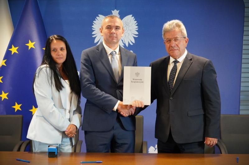 Ponad 2,7 mln z� na remonty dr�g w �wi�tokrzyskiem. Pieni�dze trafi� m.in. do powiatu buskiego. Foto: 43560_podpisanie_umow_remont_drog_2.jpg 