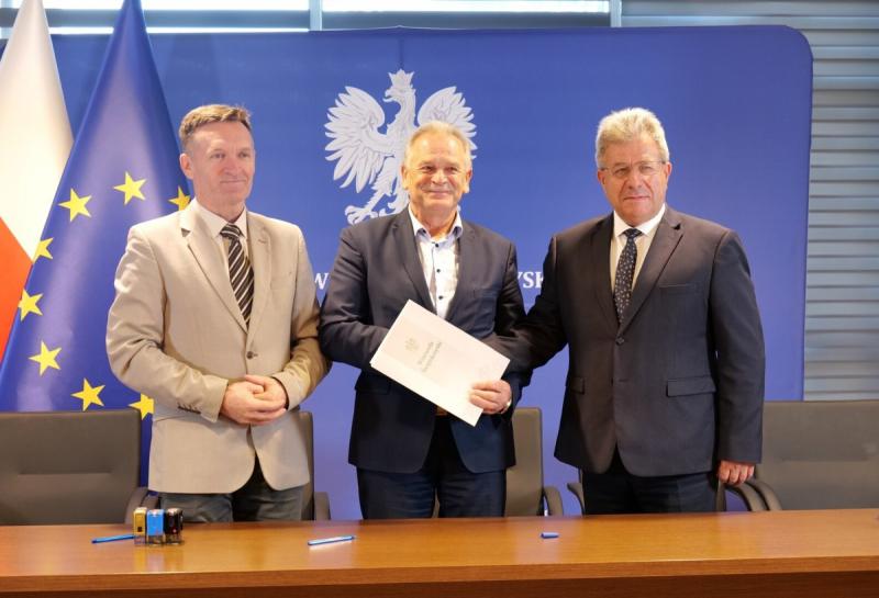 Ponad 2,7 mln z� na remonty dr�g w �wi�tokrzyskiem. Pieni�dze trafi� m.in. do powiatu buskiego. Foto: 43560_podpisanie_umow_remont_drog_7.jpg 