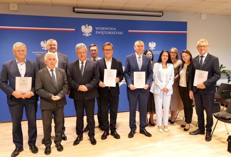 Ponad 2,7 mln z� na remonty dr�g w �wi�tokrzyskiem. Pieni�dze trafi� m.in. do powiatu buskiego. Foto: 43560_podpisanie_umow_remont_drog_8.jpg 