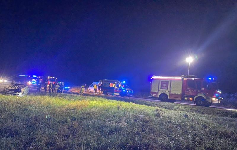 Dachowanie samochodu w Piasku Wielkim. Dwie osoby zosta�y przewiezione do szpitala. Foto: 43564_dachowanie_piasek_wielki_3.jpg 