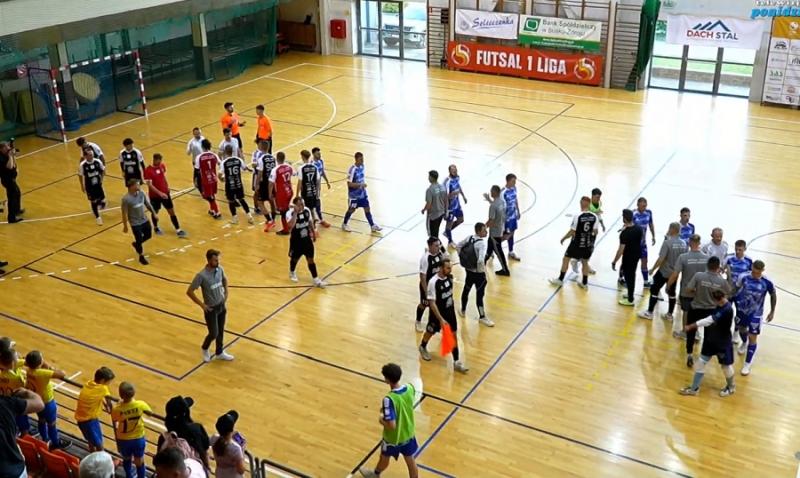 FUTSAL TEAM BUSKO-ZDR�J - RUCH CHORZ�W FUTSAL 1:2 (0:0). Foto: 43565_futsal_team-ruch_chorzow02.jpg 