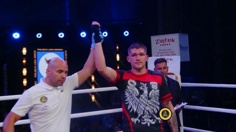Wiktor Skiba i Marian Ivanitskyi z Buska-Zdroju wygrywaj� w Polskiej Lidze Boksu. Foto: 43567_wiktor_skiba_ring.jpg 