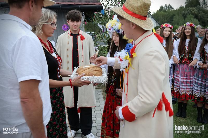 Tradycyjne 'Wesele w Podgajach'. Dawne obrz�dy i weselne przy�piewki zn�w o�y�y. Foto: 43569_tradycyjne_wesele_podgaje__042.JPG 